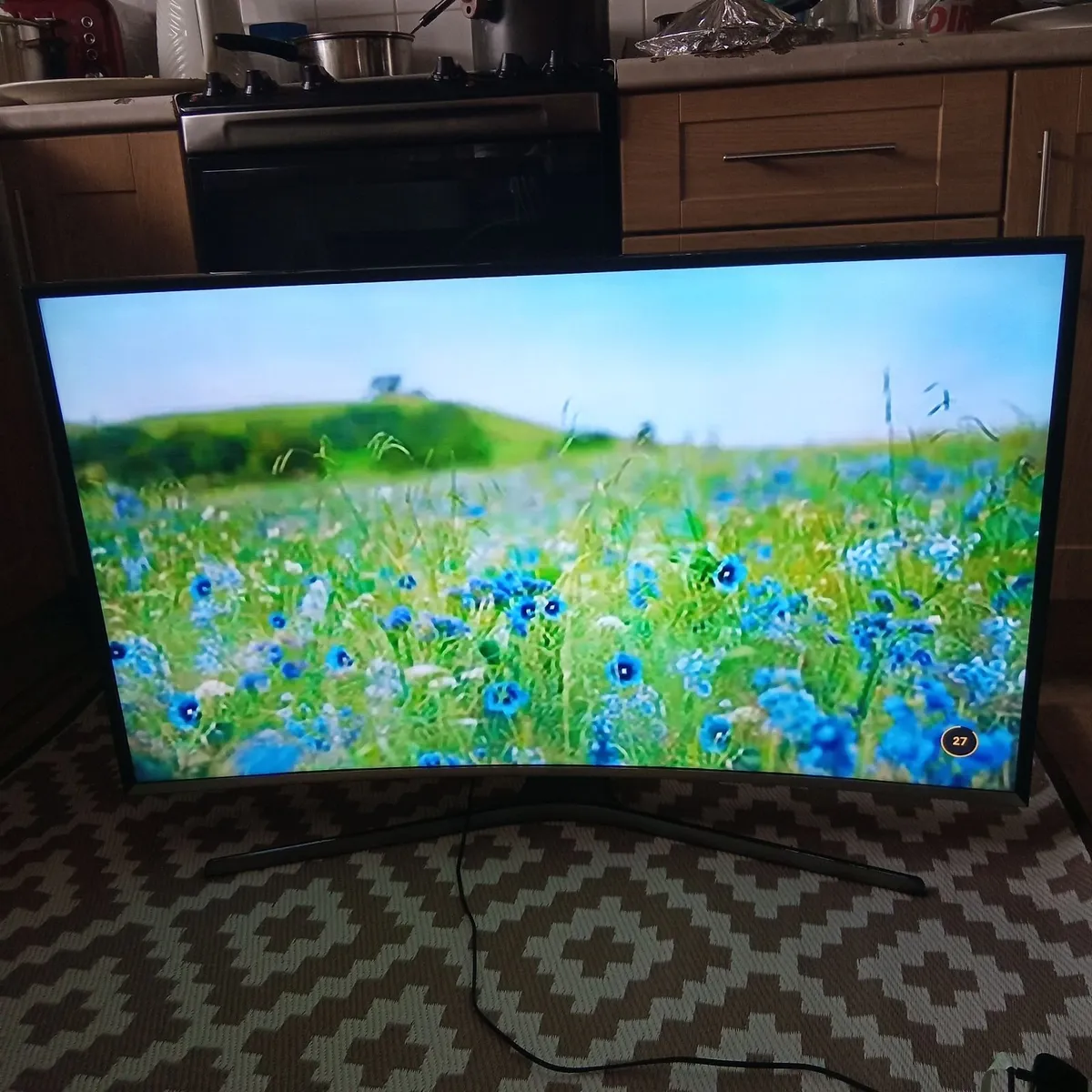 curved Samsung smart tv  55ins - Image 3
