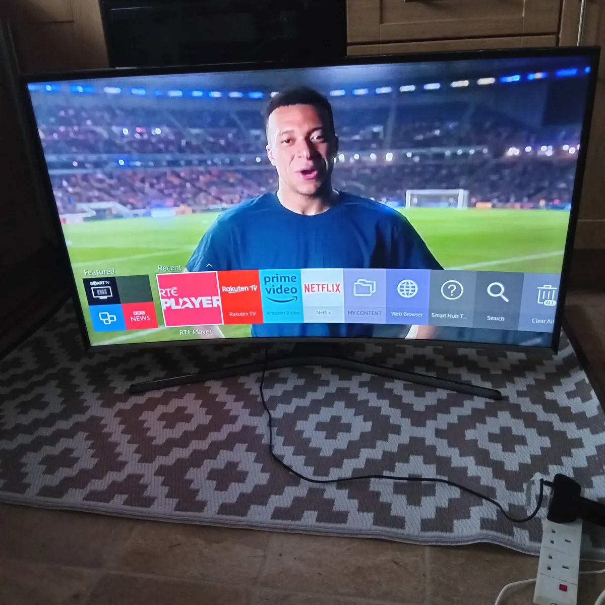 curved Samsung smart tv  55ins - Image 1