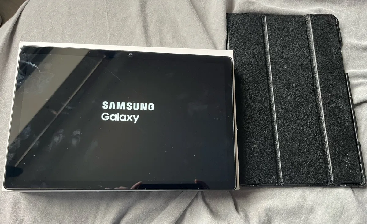Samsung galaxy a8 tab like new condition with box - Image 2