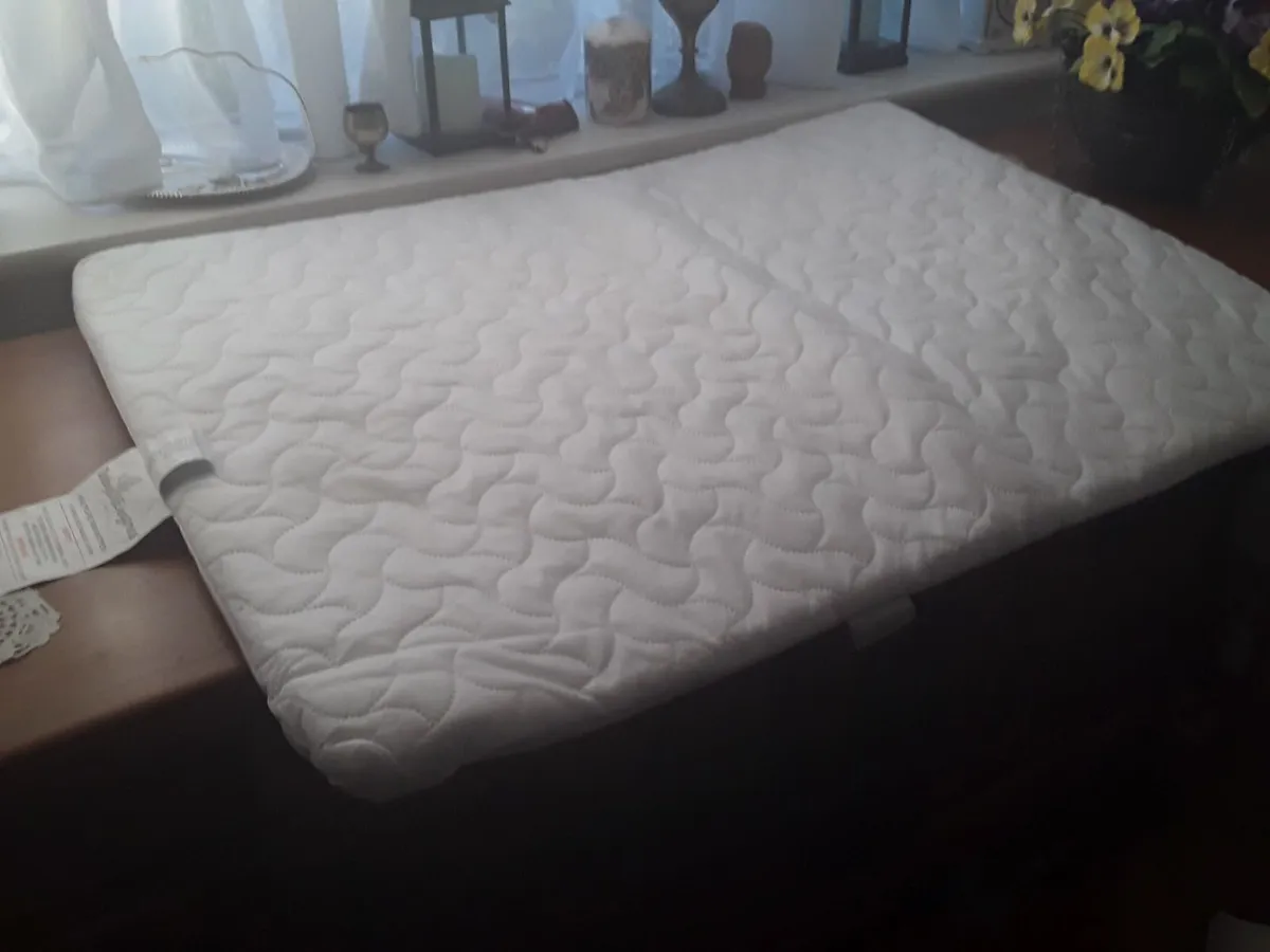 Hypoallergenic as new travel cot mattress - Image 4