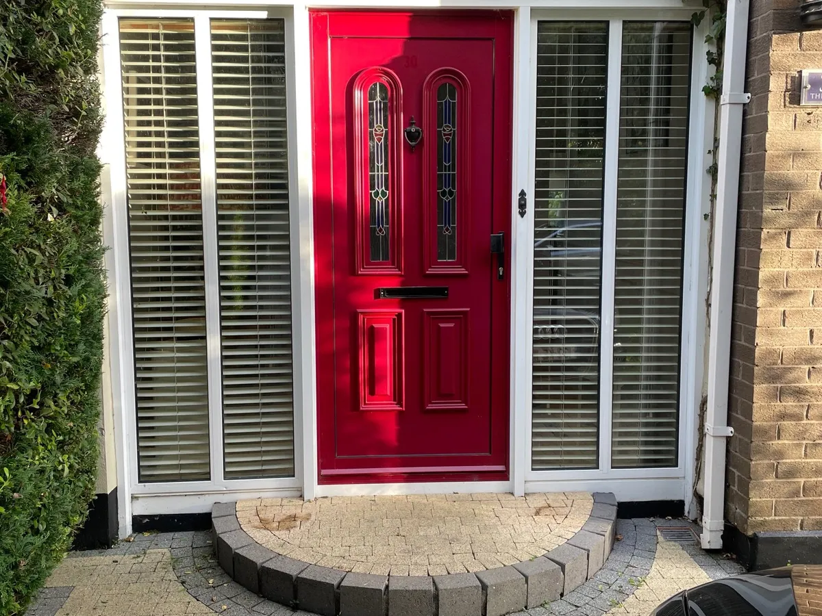 Aluminium front door and glass side panels - Image 1