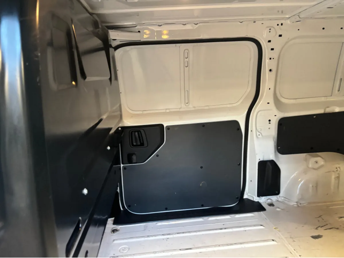 Opel Vivaro Lwb 3 seat 1.5 six speed €12804 THIS P - Image 3