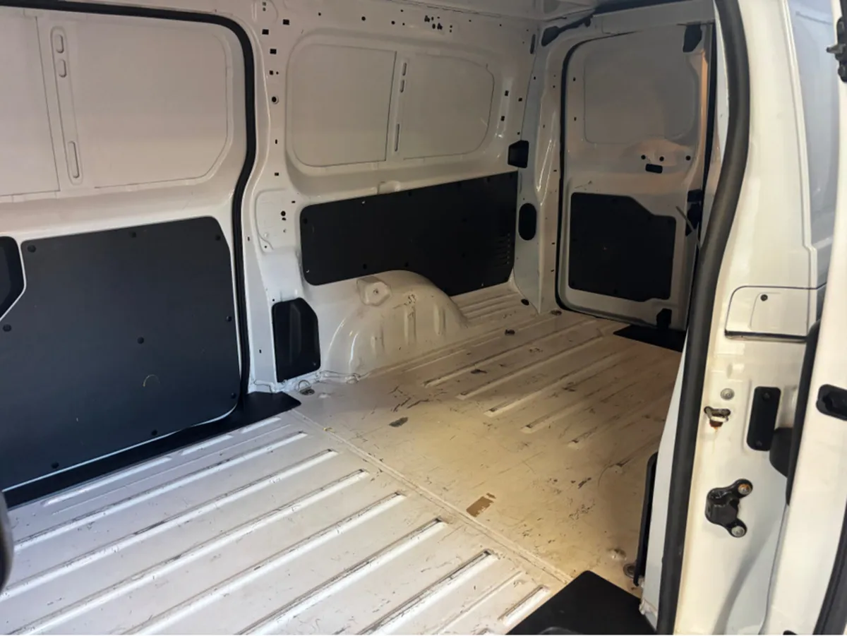 Opel Vivaro Lwb 3 seat 1.5 six speed €12804 THIS P - Image 4