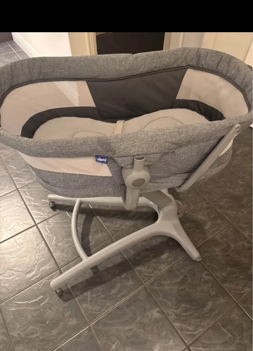 Chicco baby hug 4-in-1 and inflatable baby seat - Image 1