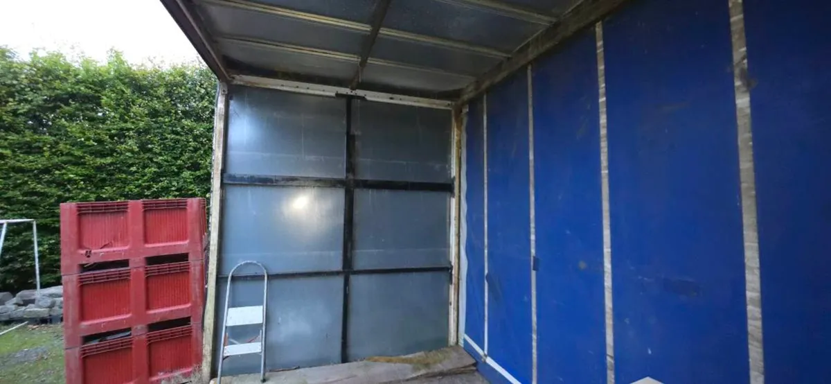 Curtain-sider storage 28ft Truck body - Image 3