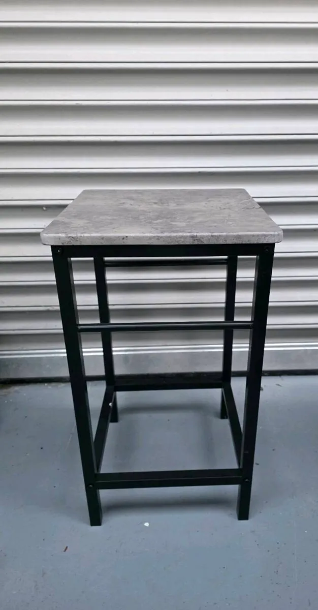 Breakfast bar and matching stools - Image 4