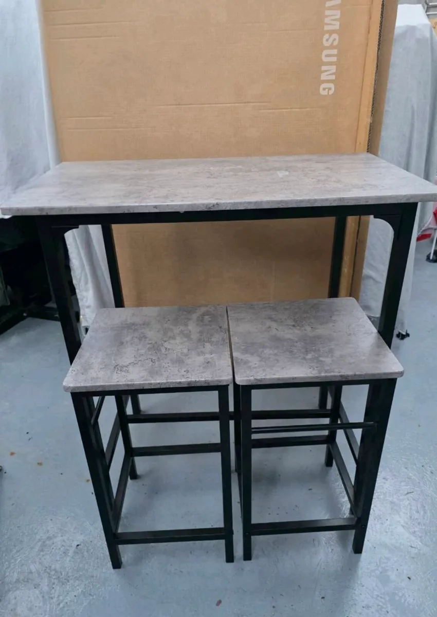 Breakfast bar and matching stools - Image 1