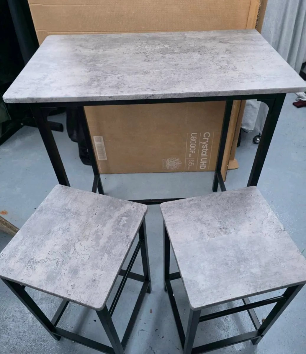 Breakfast bar and matching stools - Image 2
