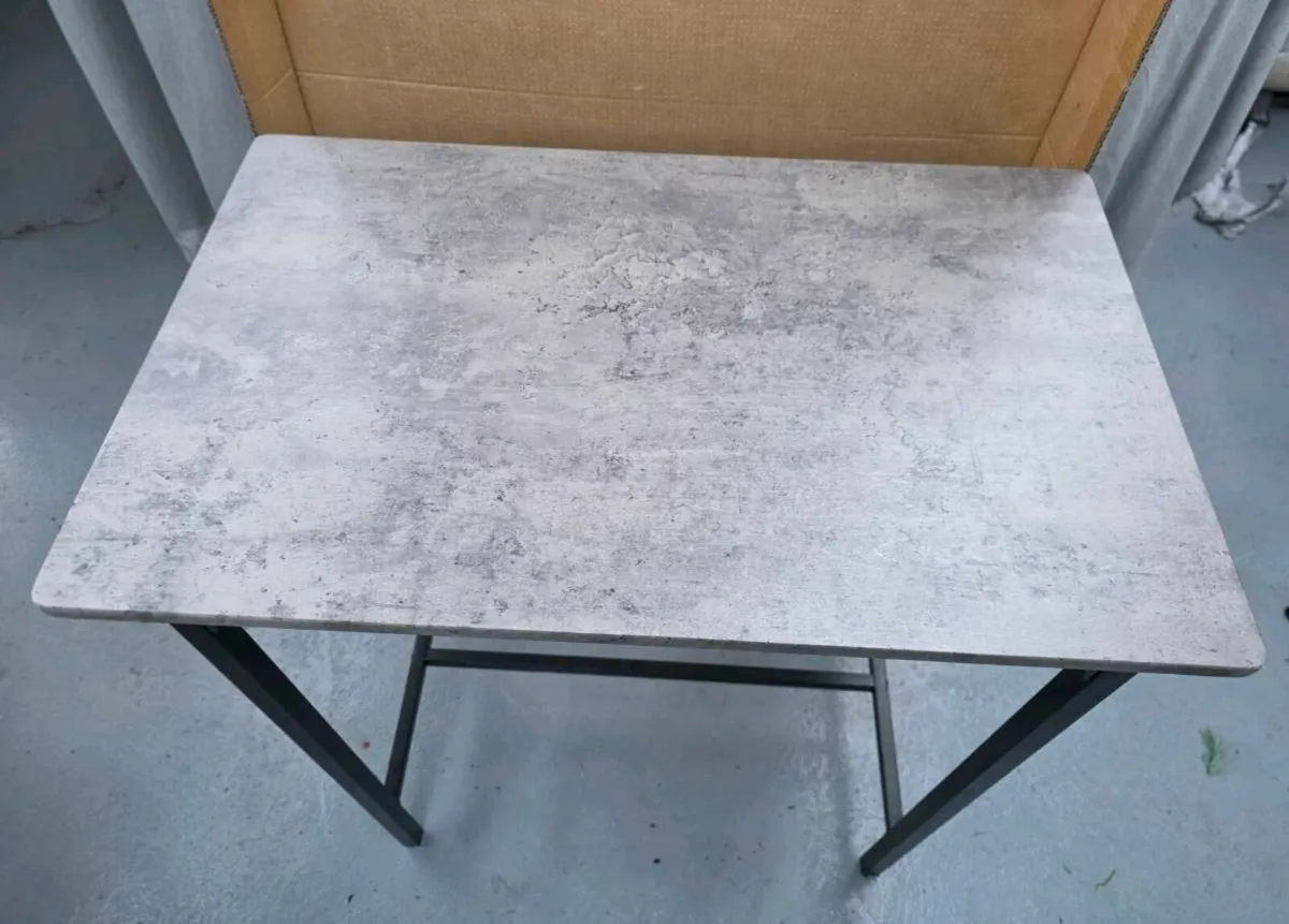 Breakfast bar and matching stools - Image 3