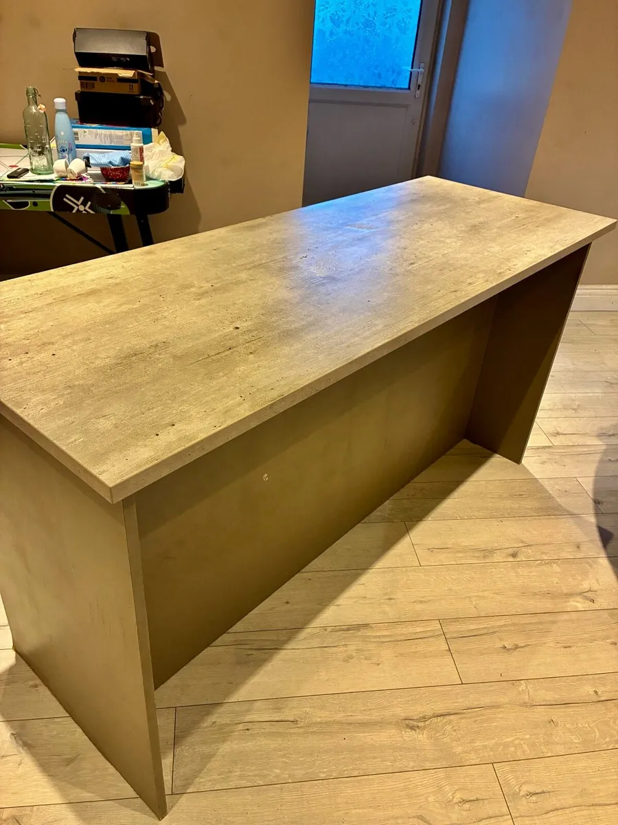 Kitchen island - Image 1