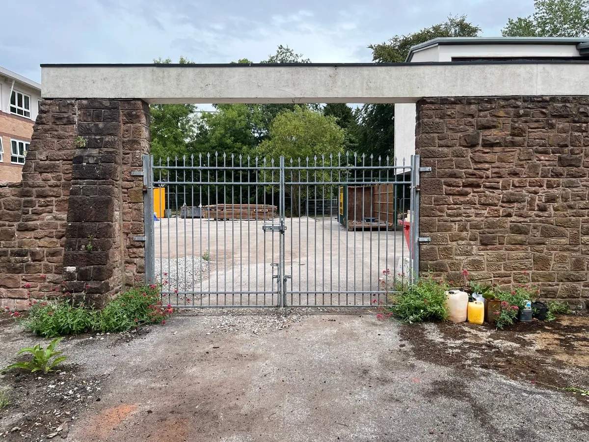 Steel gates (galvanised) - Image 1