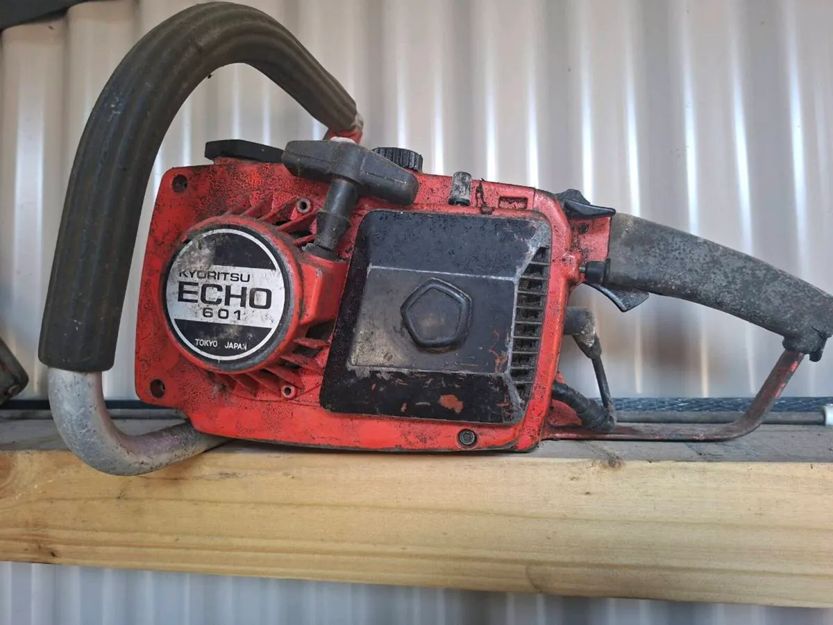 4 vintage chainsaws - Image 3