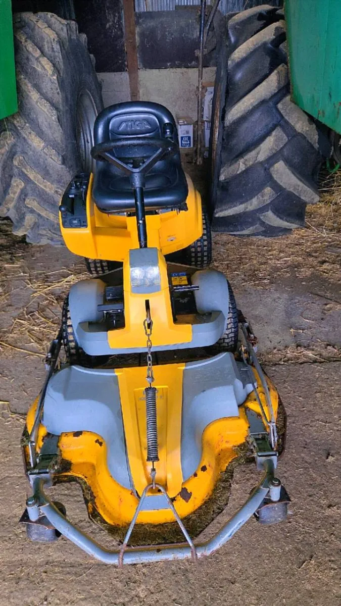 Ride on lawnmower