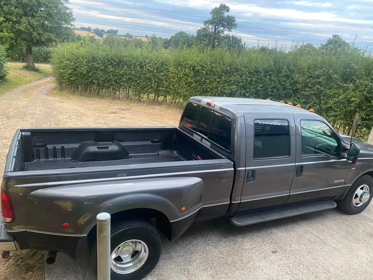 Ford F350 Lariat Super Duty Dually - Image 4