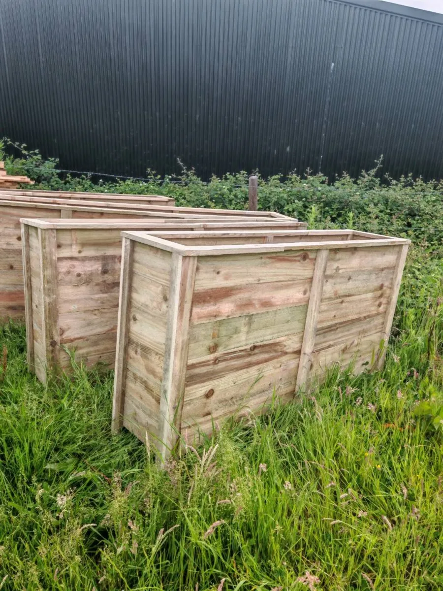 Rustic garden planter - Image 1