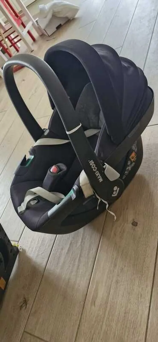 Maxi cosi car seat and isofix base - Image 3