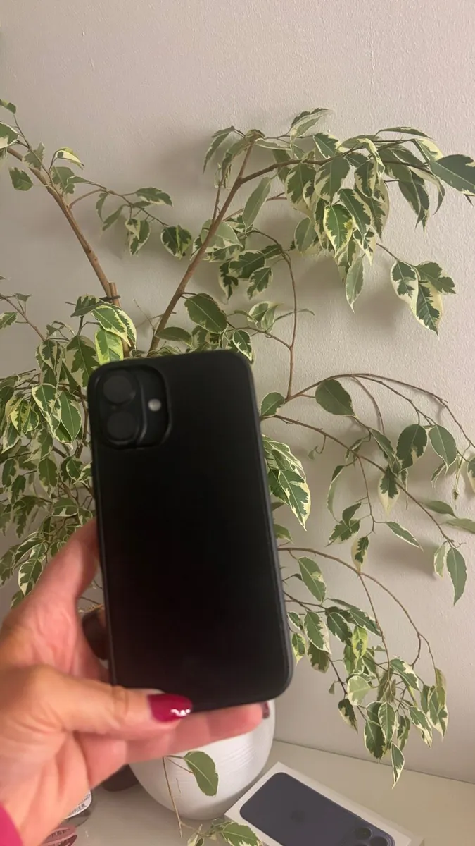 iPhone 16 plus 128 GB open to all network - Image 4