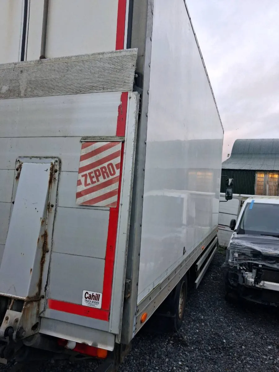 20ft GRP box bodt and taillift - Image 2