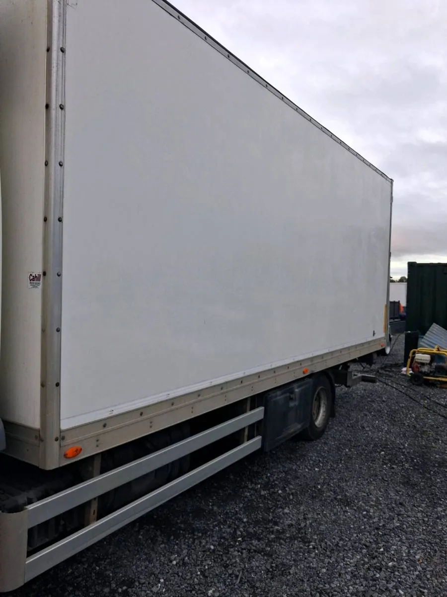 20ft GRP box bodt and taillift - Image 3