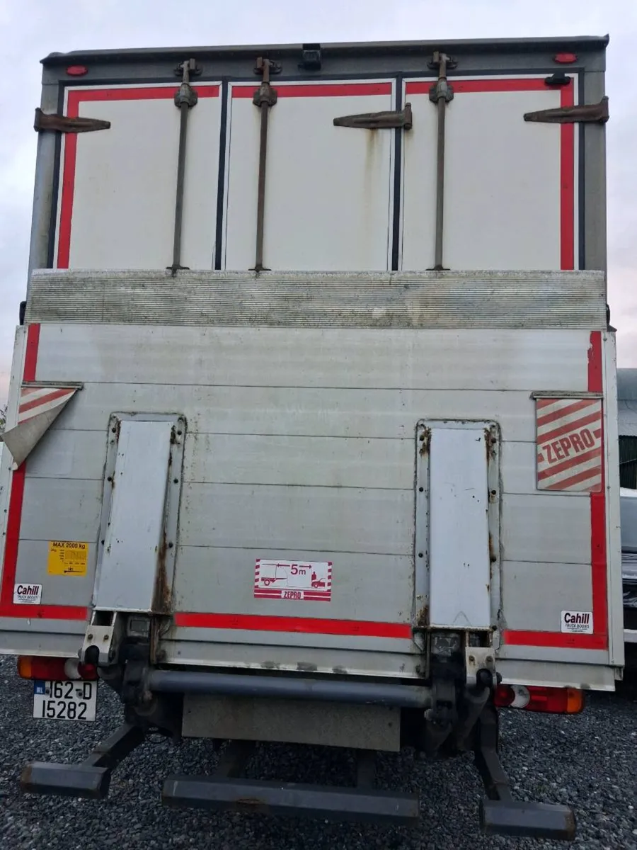 20ft GRP box bodt and taillift - Image 4