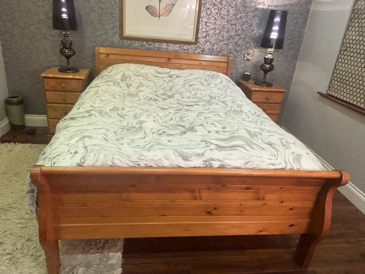 Sleigh King size bed, bedside lockers, black lamps - Image 1