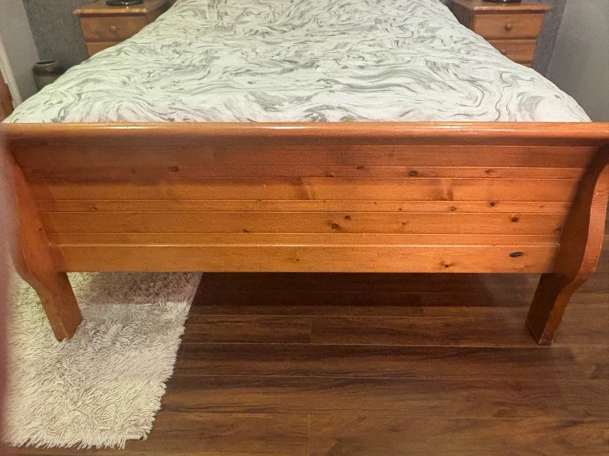 Sleigh King size bed, bedside lockers, black lamps - Image 2