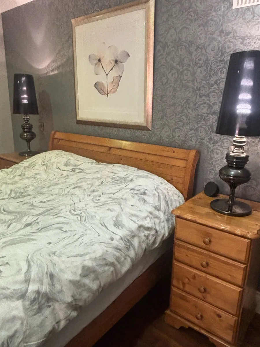 Sleigh King size bed, bedside lockers, black lamps - Image 3