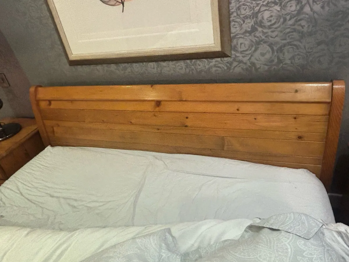 Sleigh King size bed, bedside lockers, black lamps - Image 4