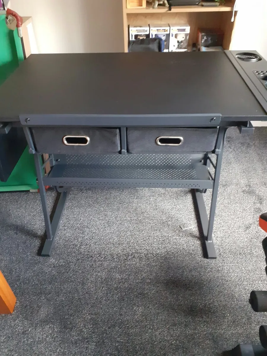 Study desk - Image 1