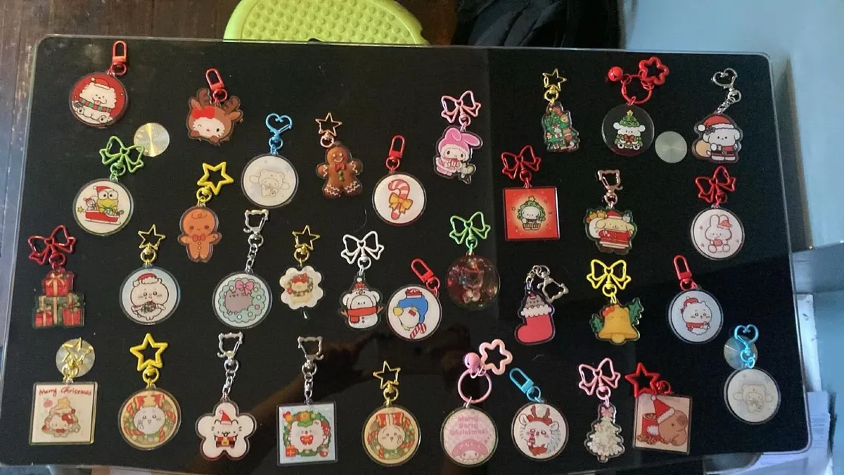 ~35 plastic keychains - Image 2
