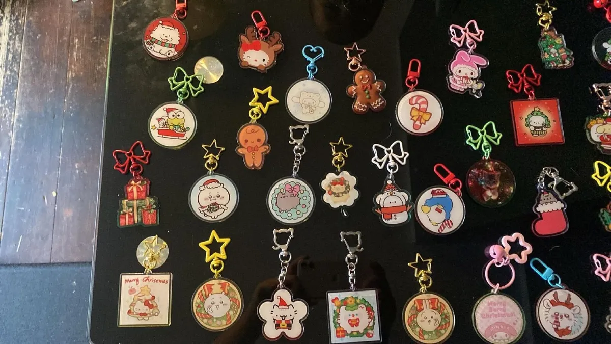 ~35 plastic keychains - Image 3