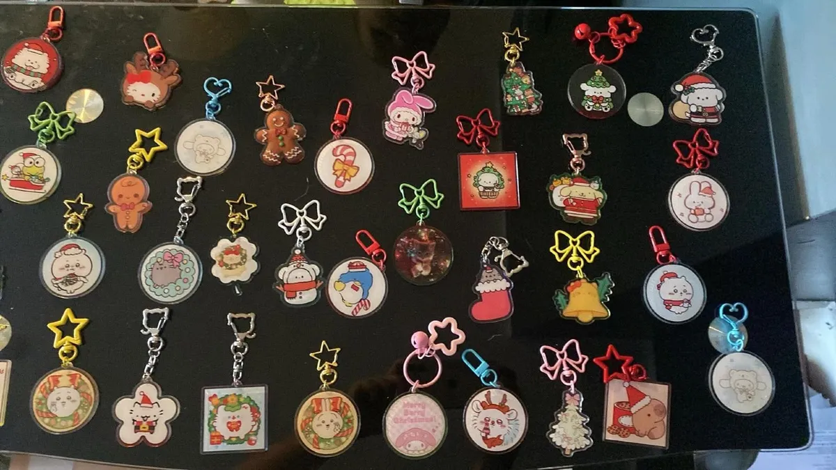 ~35 plastic keychains - Image 1