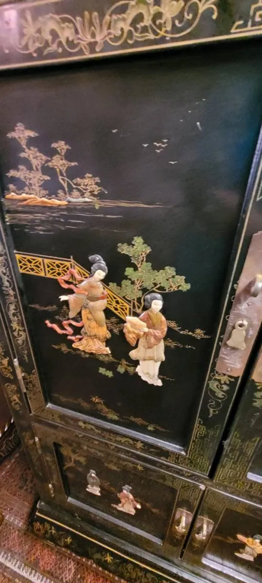Beautiful Chinese cabinet - Image 3