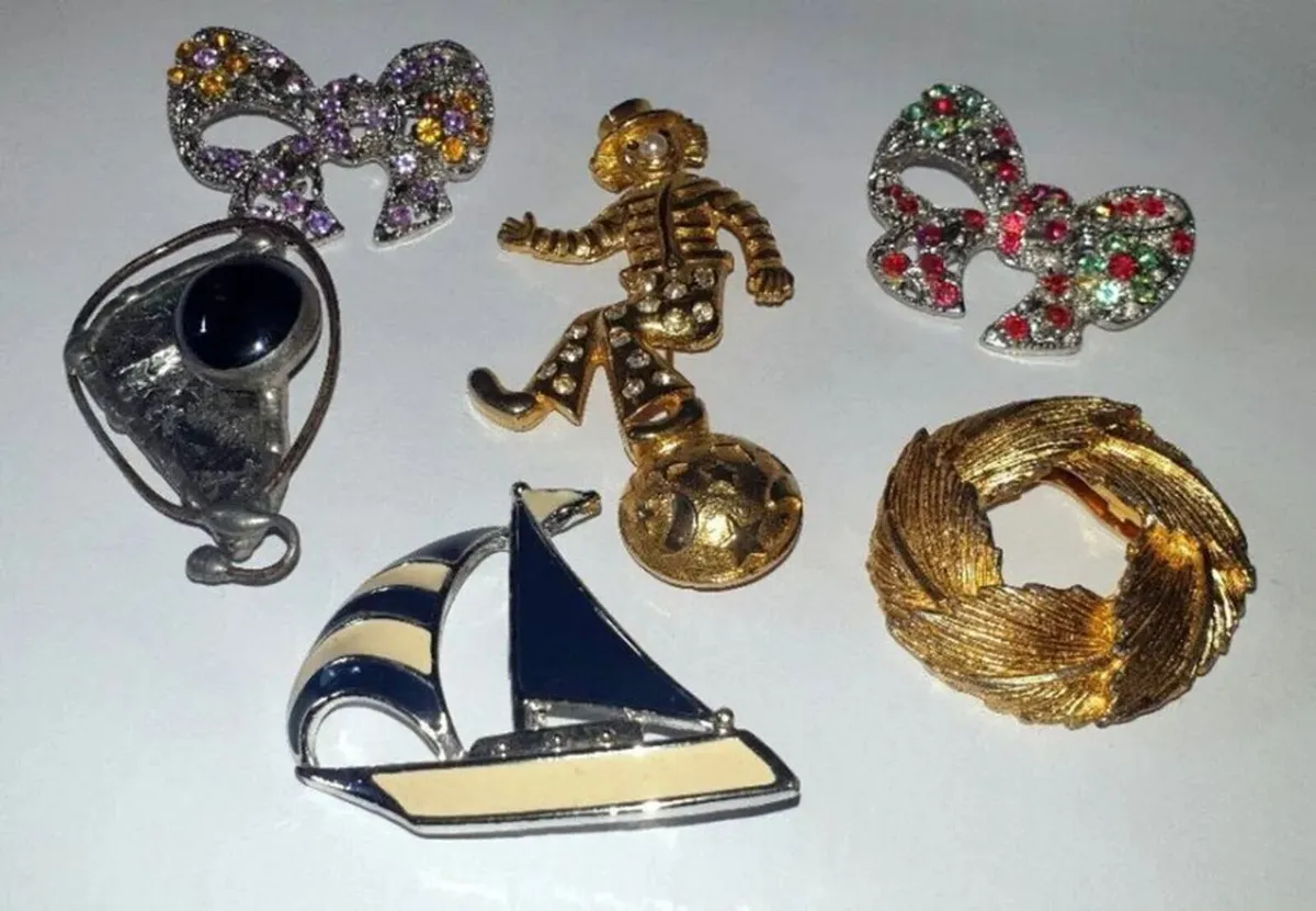 Pristine Job Lot of 6 Vintage Brooches/Pins - Image 1