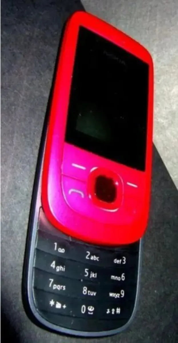 Vintage Pink Nokia 2220 Slide Phone - Image 4