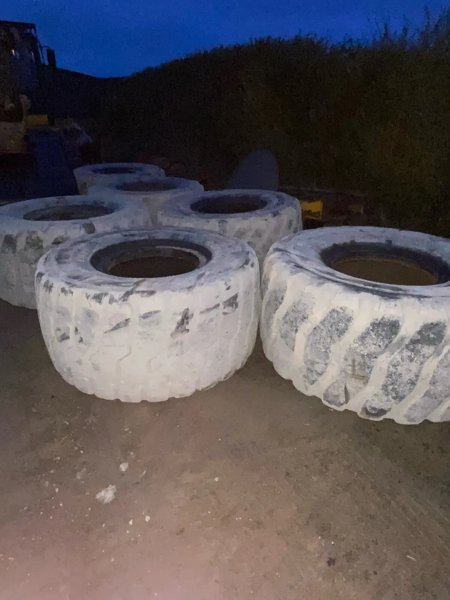 Dumptruck tyres - Image 1
