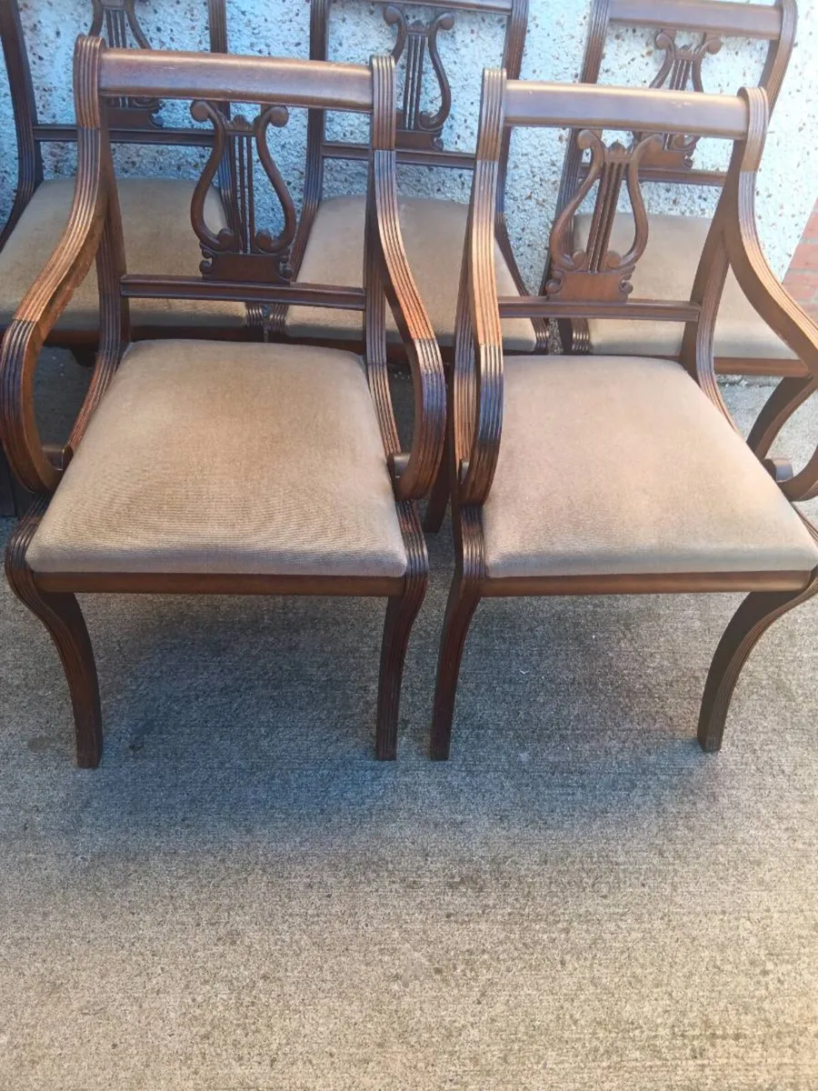 Table and chairs - Image 1