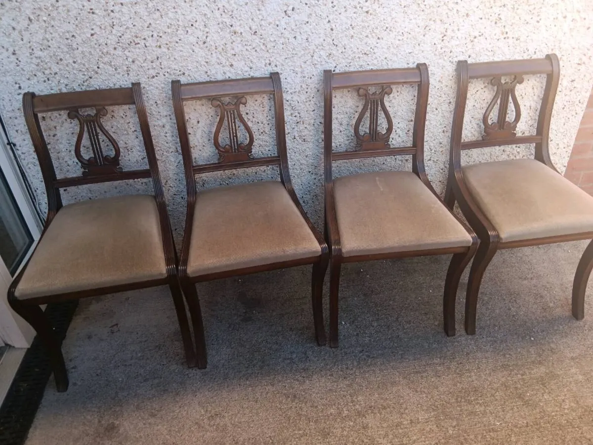 Table and chairs - Image 4