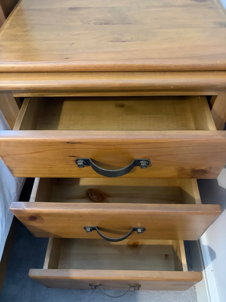 King bed frame, 2 x bedside tables, king mattress - Image 4