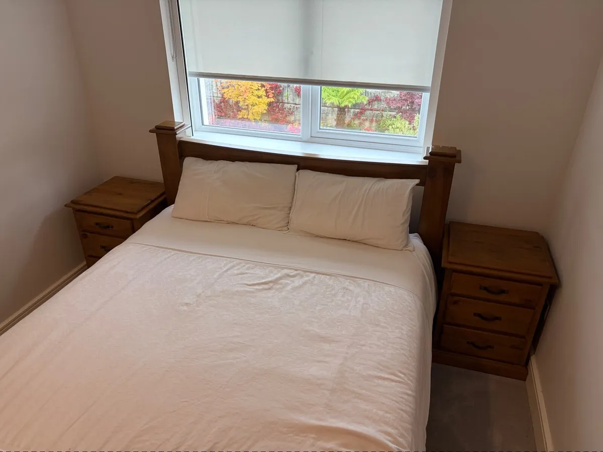 King bed frame, 2 x bedside tables, king mattress - Image 2