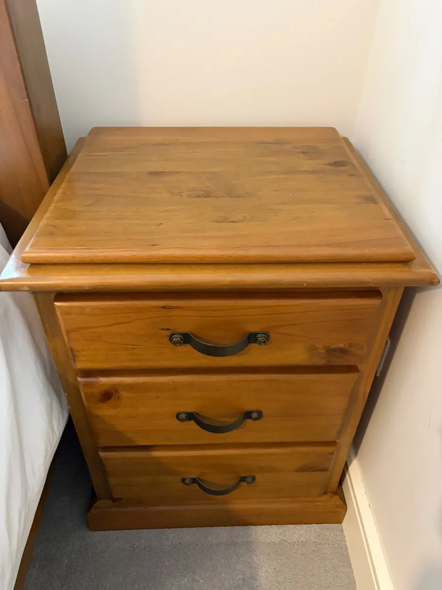 King bed frame, 2 x bedside tables, king mattress - Image 3