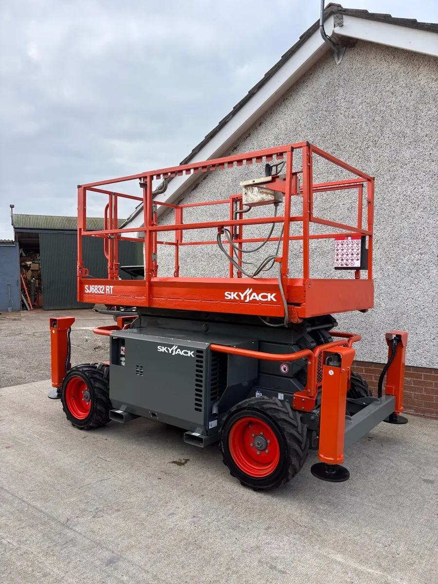 Skyjack 6832RT scissor lift (749 hours) - Image 1