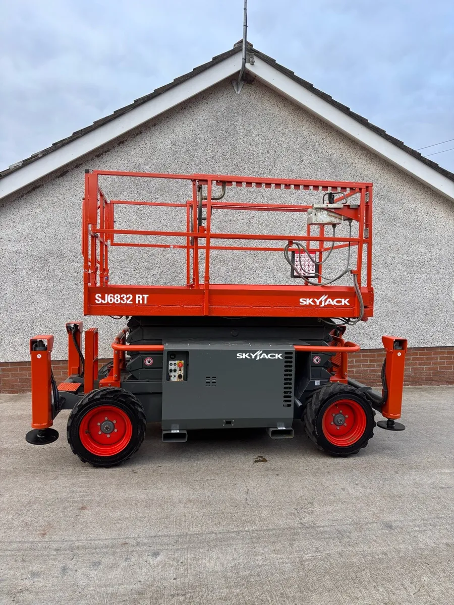 Skyjack 6832RT scissor lift (749 hours) - Image 2