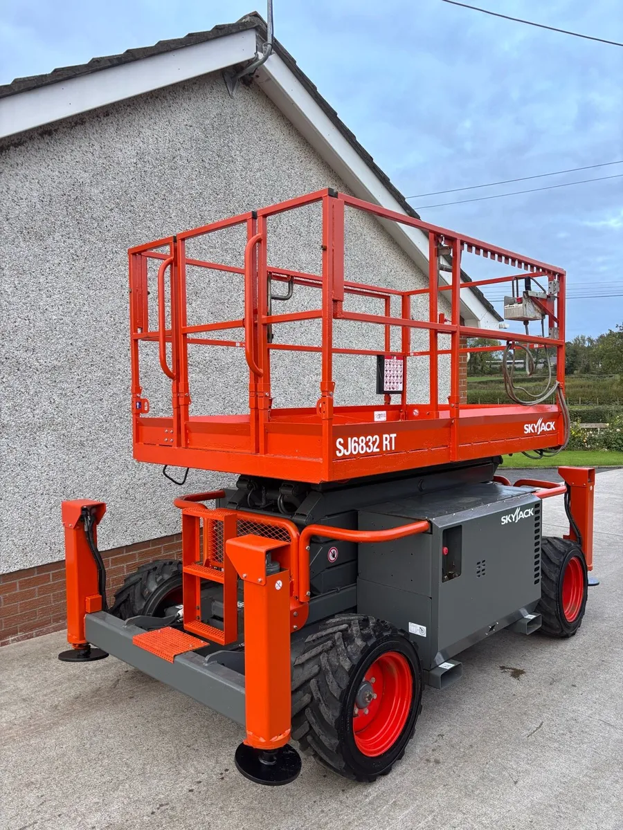 Skyjack 6832RT scissor lift (749 hours) - Image 3