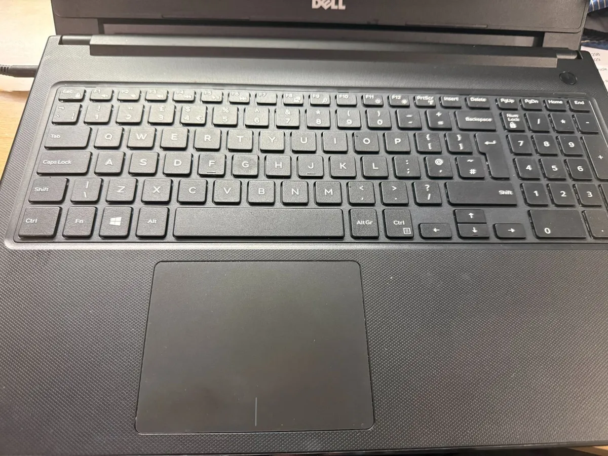 Dell Vostro 15 - Image 3