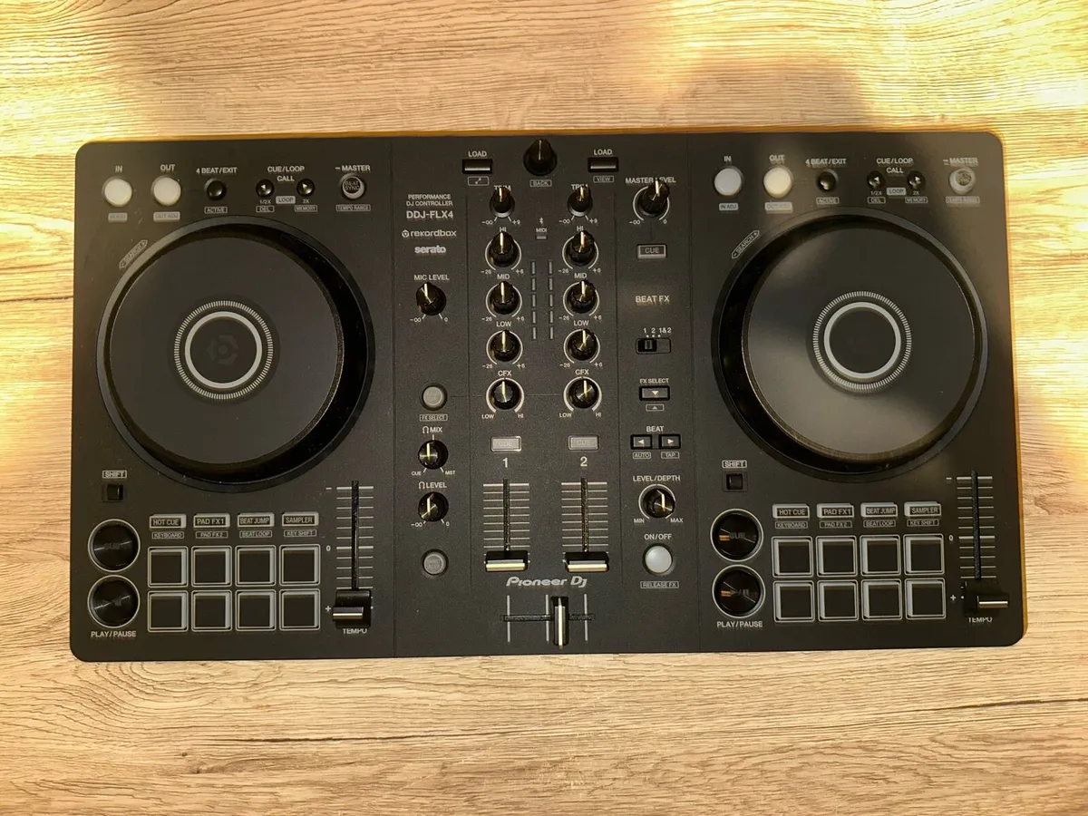 FLX4 DJ decks with case - Image 2