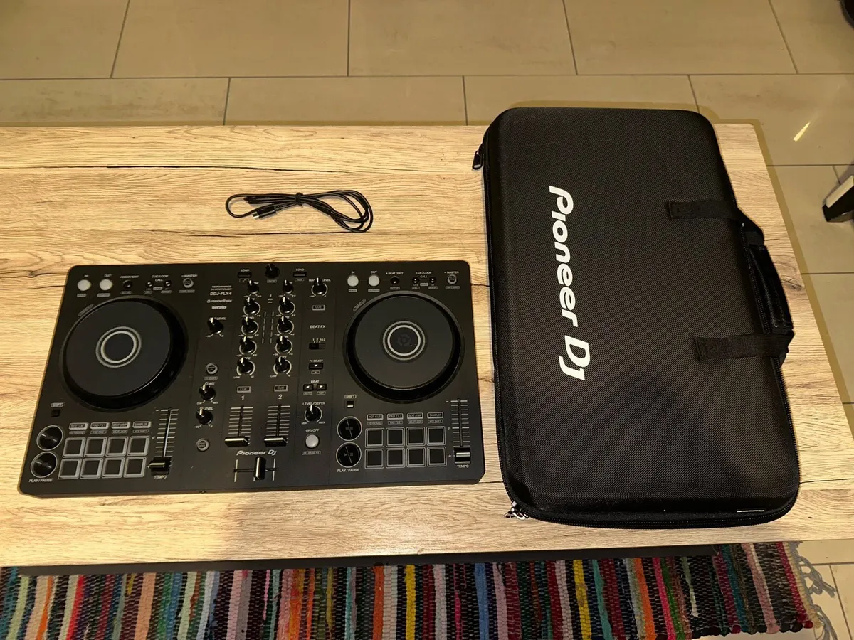 FLX4 DJ decks with case - Image 3