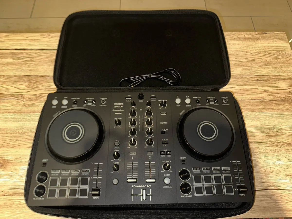 FLX4 DJ decks with case - Image 4