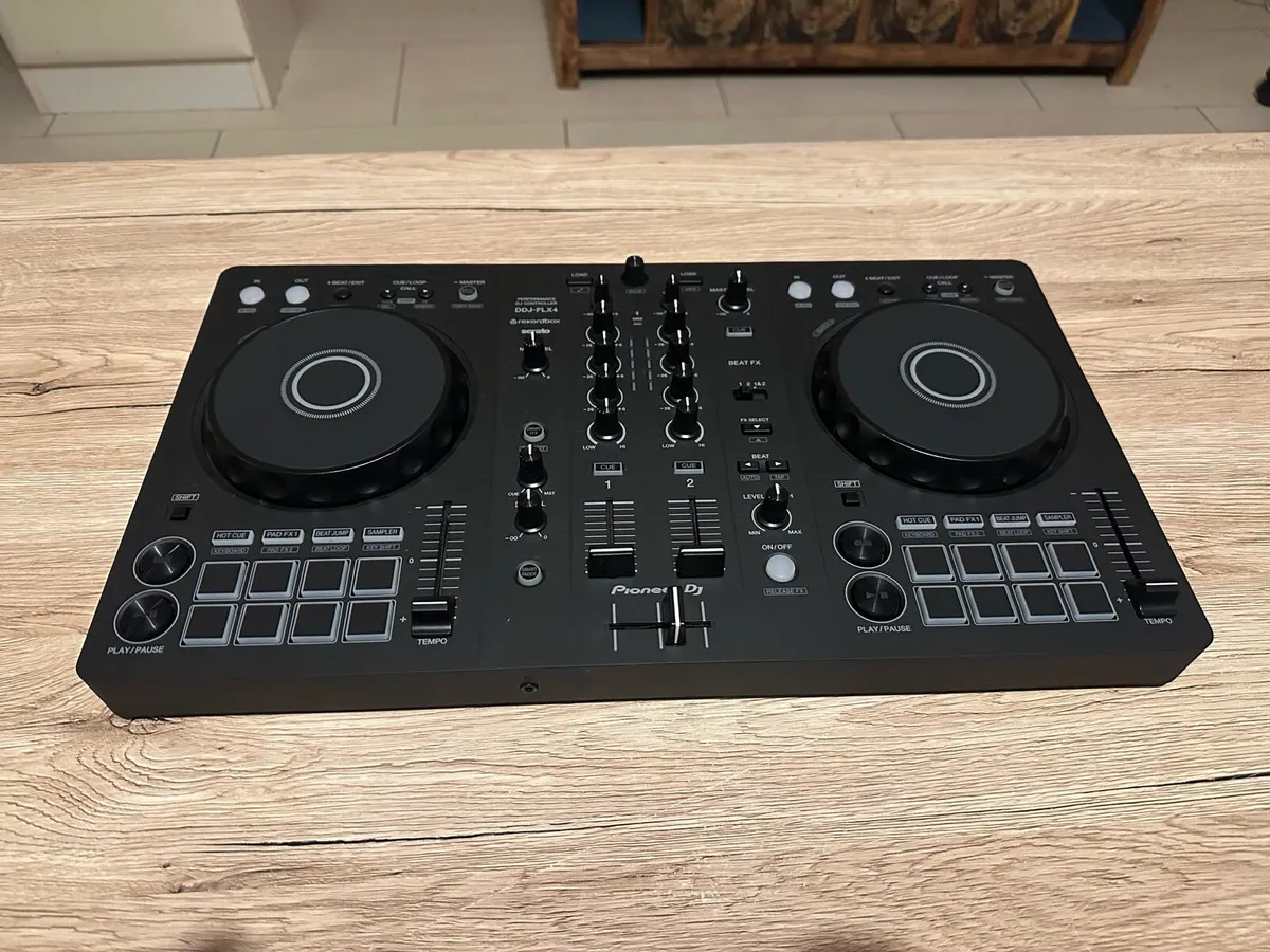 FLX4 DJ decks with case - Image 1