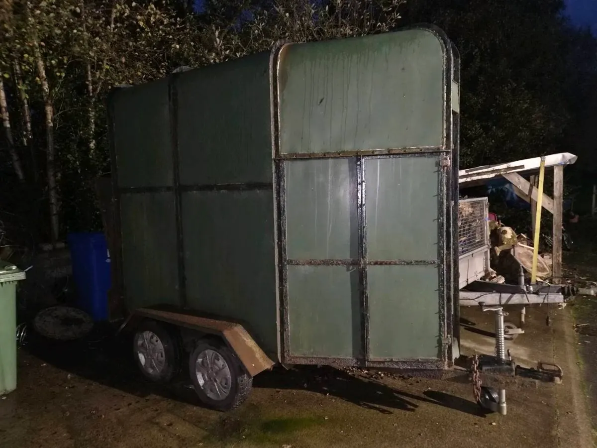 Horse sheep box trailer